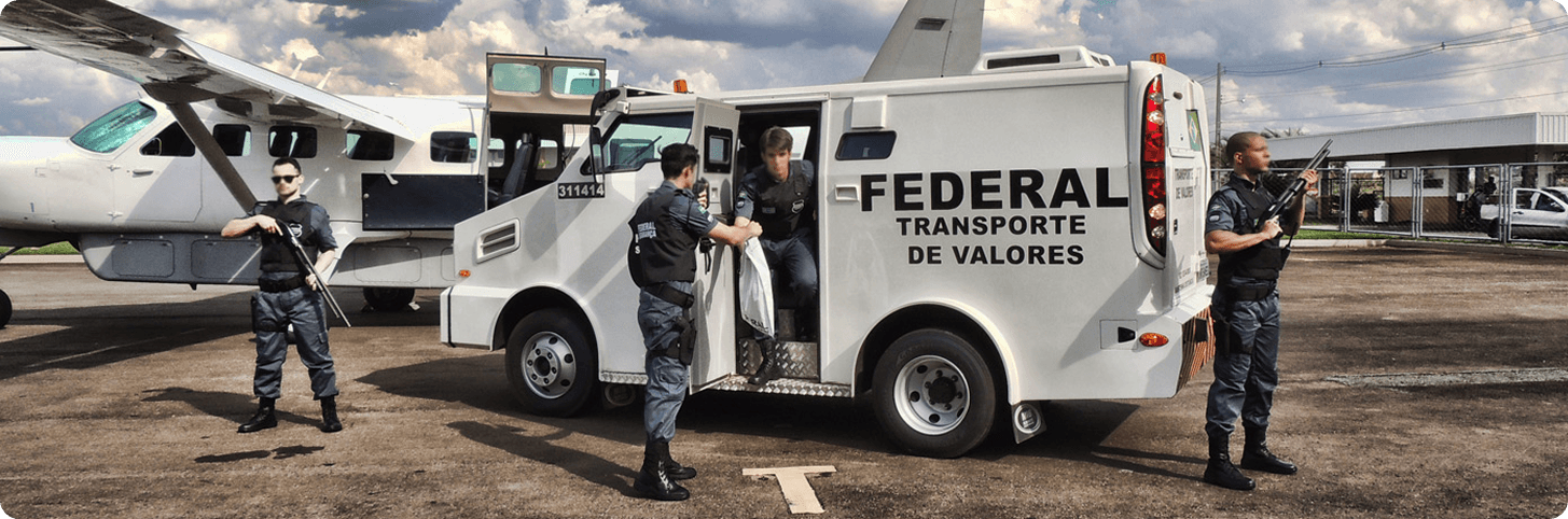 Equipe Federal Segurança com caminhão blindado e avião
